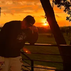 Escucha a Mapes, mira videos musicales, lee su biografía, consulta las fechas de las gira y más.