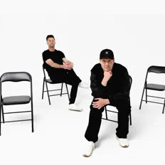 Ouve CXMMXNS, vê vídeos de música, lê a biografia, vê as datas da digressão e muito mais!