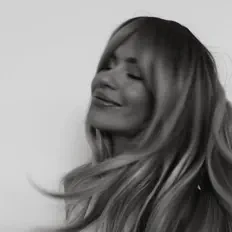 Escucha a Francie Eliott, mira vídeos musicales, lee la biografía, consulta fechas de giras y mucho más.