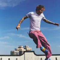 聆聽 undefined、觀看音樂影片、閱讀小傳、查看巡演日期等！
