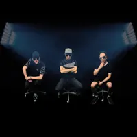 undefinedを聴いたり、ミュージックビデオを鑑賞したり、経歴やツアー日程などを確認したりしましょう！