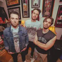 Poslechněte si interpreta undefined, sledujte hudební videa, přečtěte si životopis, podívejte se na data turné a další informace.