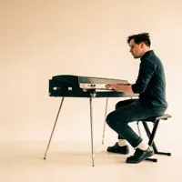 Dengarkan undefined, tonton video musik, baca bio, lihat tanggal tur & lainnya!
