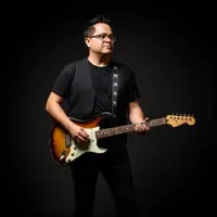 聆聽 undefined、觀看音樂影片、閱讀小傳、查看巡演日期等！