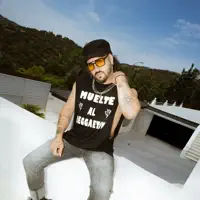 聆聽 undefined、觀看音樂影片、閱讀小傳、查看巡演日期等!