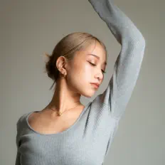 聆聽 Kimika、觀看音樂影片、閱讀小傳、查看巡演日期等！