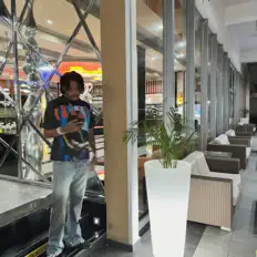 Poslechněte si interpreta Rizzovg, sledujte hudební videa, přečtěte si životopis, podívejte se na data turné a další informace.