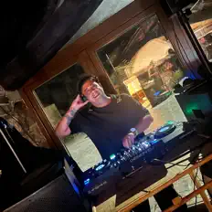 Escucha a Aren Suarez, mira videos musicales, lee su biografía, consulta las fechas de las gira y más.