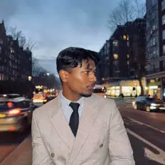 Revanthを聴いたり、ミュージックビデオを鑑賞したり、経歴やツアー日程などを確認したりしましょう！