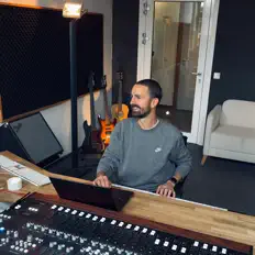 Uli Tiroを聴いたり、ミュージックビデオを鑑賞したり、経歴やツアー日程などを確認したりしましょう！