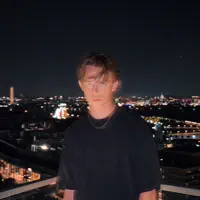 聆聽 undefined、觀看音樂影片、閱讀小傳、查看巡演日期等！