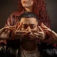 Vesvas सुनें, म्यूज़िक वीडियो देखें, बायो पढ़ें, दौरे की तारीखें और बहुत कुछ देखें!