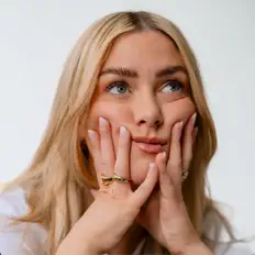 聆聽 Jennifer Stewart、觀看音樂影片、閱讀小傳、查看巡演日期等！