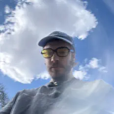 Dengarkan APR1L, tonton video musik, baca bio, lihat tanggal tur & lainnya!