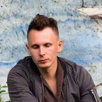 Écoutez undefined, regardez des vidéoclips, lisez la biographie, consultez les dates de tournée et plus encore !