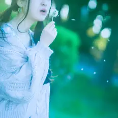 Poslechněte si interpreta e.mo, sledujte hudební videa, přečtěte si životopis, podívejte se na data turné a další informace.