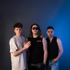 Hör dir Discontinuos an, schau dir Musikvideos an, lies die Biografie, finde Tourdaten und mehr!