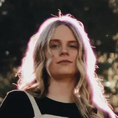 Hör dir Holli Reeves an, schau dir Musikvideos an, lies die Biografie, finde Tourdaten und mehr!