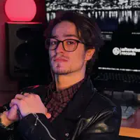 收听 undefined、观看音乐视频、阅读小传、查看巡演日期等 ！