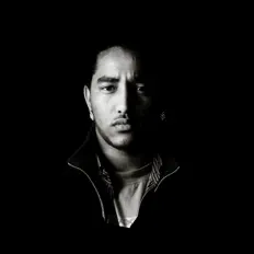 DJ Veeを聴いたり、ミュージックビデオを鑑賞したり、経歴やツアー日程などを確認したりしましょう！