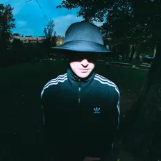 收听 Roxxy、观看音乐视频、阅读小传、查看巡演日期等 ！