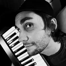 Poslechněte si interpreta prozza, sledujte hudební videa, přečtěte si životopis, podívejte se na data turné a další informace.