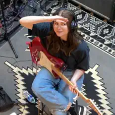 Écoutez Gilded Lillies, regardez des vidéoclips, lisez la biographie, consultez les dates de tournée et plus encore !