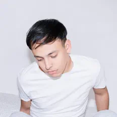 Depressiegoを聴いたり、ミュージックビデオを鑑賞したり、経歴やツアー日程などを確認したりしましょう！