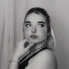 Escucha a Christina, mira videos musicales, lee su biografía, consulta las fechas de las gira y más.