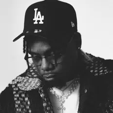 Ouve CVLII, vê vídeos de música, lê a biografia, vê as datas da digressão e muito mais!