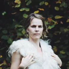 Hör dir Charlotte Mabon an, schau dir Musikvideos an, lies die Biografie, finde Tourdaten und mehr!