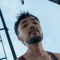 聆聽 undefined、觀看音樂影片、閱讀小傳、查看巡演日期等！