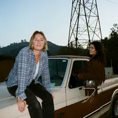 Écoutez Cowboy Girls, regardez des vidéoclips, lisez la biographie, consultez les dates de tournée et plus encore !