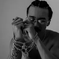 undefinedを聴いたり、ミュージックビデオを鑑賞したり、経歴やツアー日程などを確認したりしましょう！