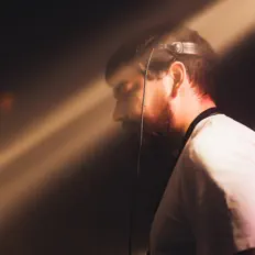 Hör dir Anastas Karikh an, schau dir Musikvideos an, lies die Biografie, finde Tourdaten und mehr!