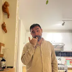 聆聽 Cusqui、觀看音樂影片、閱讀小傳、查看巡演日期等！