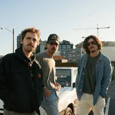 聆聽 verygently、觀看音樂影片、閱讀小傳、查看巡演日期等！