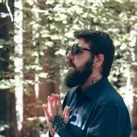 Ascolta undefined, guarda video musicali, leggi la biografia, vedi le date del tour & altro!