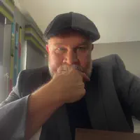 Ouve undefined, vê vídeos de música, lê a biografia, vê as datas da digressão e muito mais!