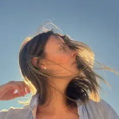 Katie McCauley सुनें, म्यूज़िक वीडियो देखें, बायो पढ़ें, दौरे की तारीखें और बहुत कुछ देखें!