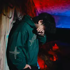 收听 G-L1GHT、观看音乐视频、阅读小传、查看巡演日期等 ！