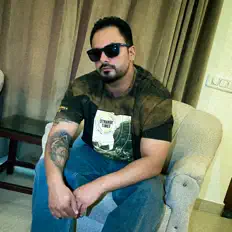 聆聽 Savvy Sandhu、觀看音樂影片、閱讀小傳、查看巡演日期等！