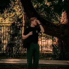 Luister naar JØBSZ, bekijk muziekvideo's, lees de bio, bekijk de tourdata, en meer!