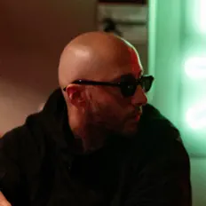 Azar Strato सुनें, म्यूज़िक वीडियो देखें, बायो पढ़ें, दौरे की तारीखें और बहुत कुछ देखें!