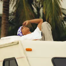 Mauroを聴いたり、ミュージックビデオを鑑賞したり、経歴やツアー日程などを確認したりしましょう！