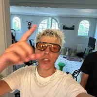 Hör dir undefined an, schau dir Musikvideos an, lies die Biografie, finde Tourdaten und mehr!