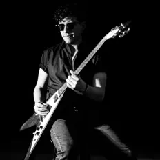 Erne Egui सुनें, म्यूज़िक वीडियो देखें, बायो पढ़ें, दौरे की तारीखें और बहुत कुछ देखें!