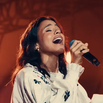 Listen to Julia Vitória, watch music videos, read bio, see tour dates & more!