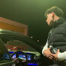 聆聽 YM、觀看音樂影片、閱讀小傳、查看巡演日期等！