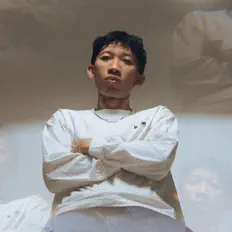 聆聽 Muztang、觀看音樂影片、閱讀小傳、查看巡演日期等！
